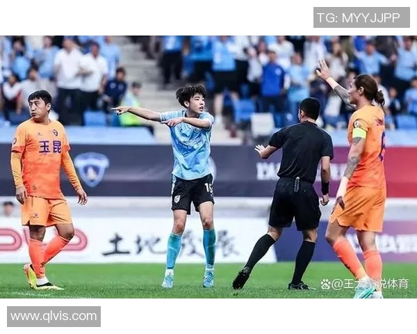 国安与鲁能比赛中争议视频引发热议球迷热议裁判判罚是否公正